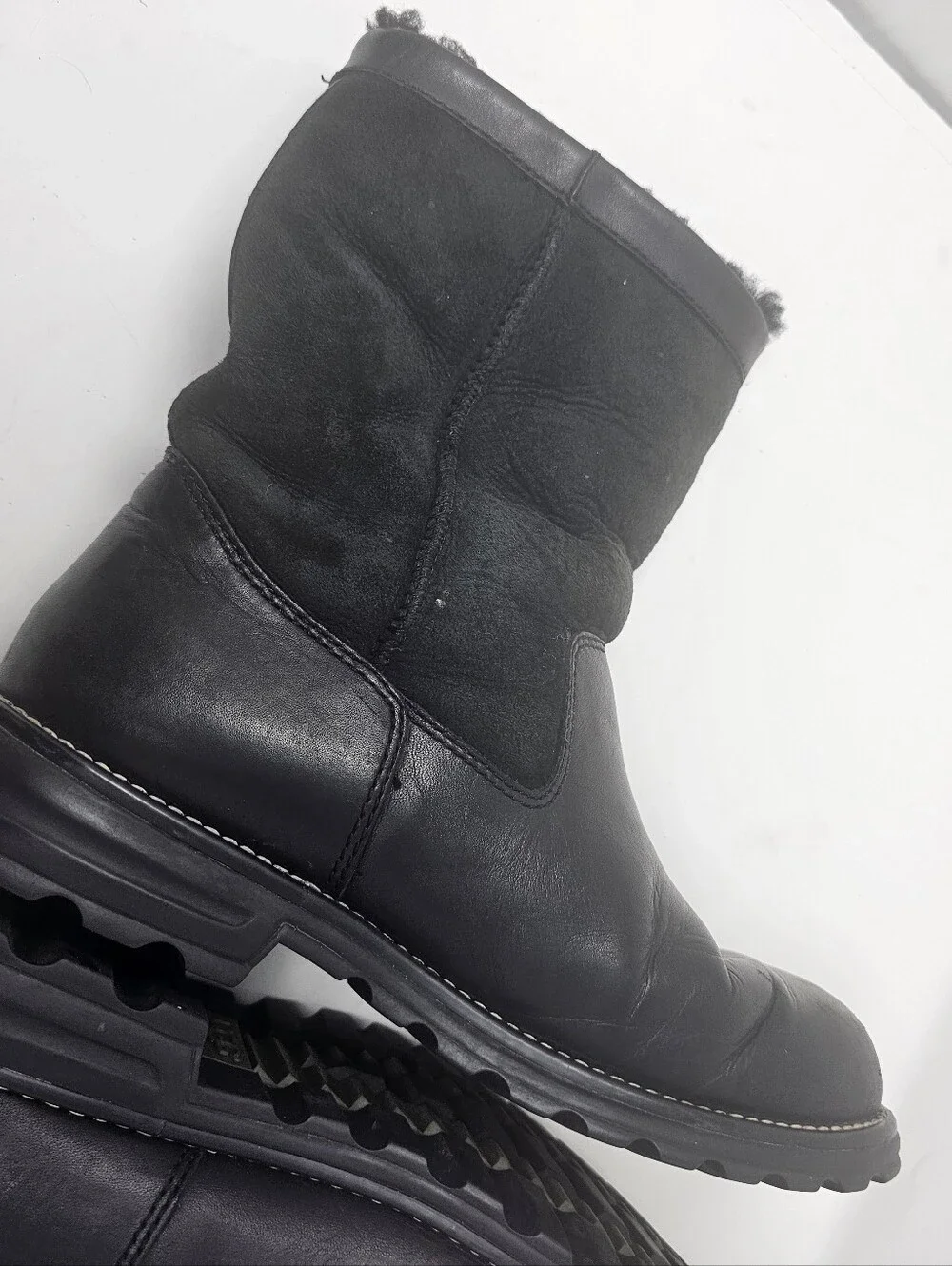UGG Brooks Women's Black Leather Short Boot Size 9 S/N 5381